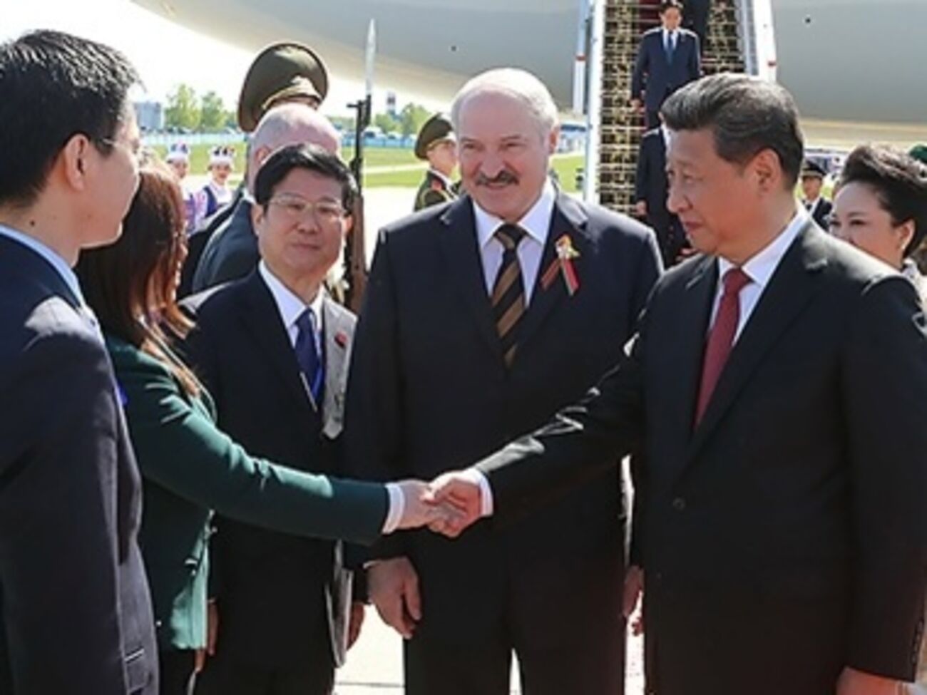 Глава КНР Си Цзиньпин и президент Беларуси Александр Лукашенко в аэропорту Минск