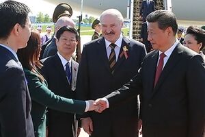 Глава КНР Си Цзиньпин и президент Беларуси Александр Лукашенко в аэропорту Минск