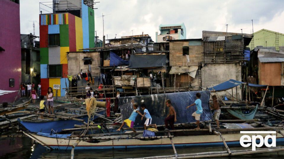 Эвакуация филиппинцев в городе Навотас в ожидании тайфуна Ноул