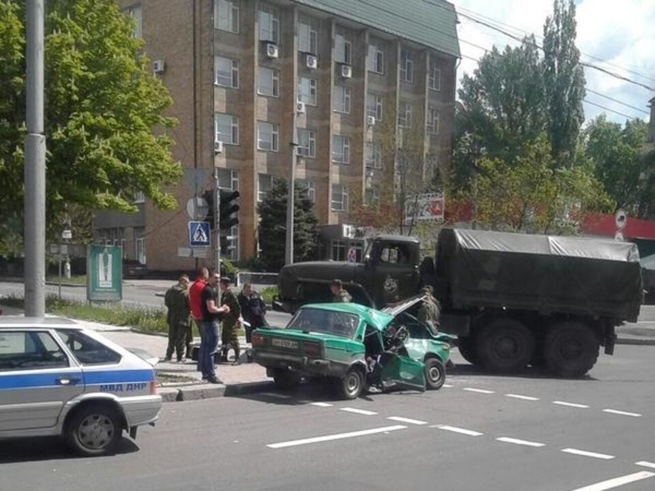 Боевики раздавили легковушку