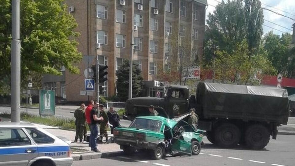 Боевики раздавили легковушку