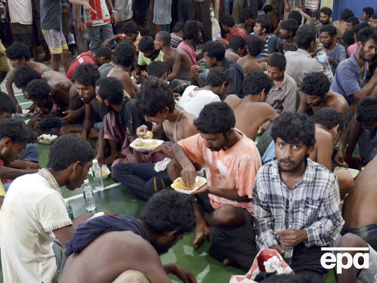 Беженцев передали миграционным службам