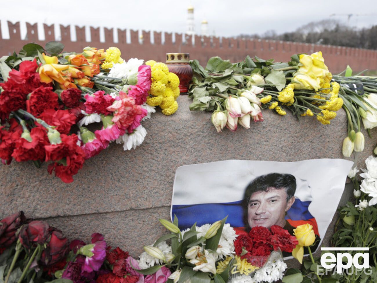 Импровизированный мемориал Немцова постоянно подвергается нападениям