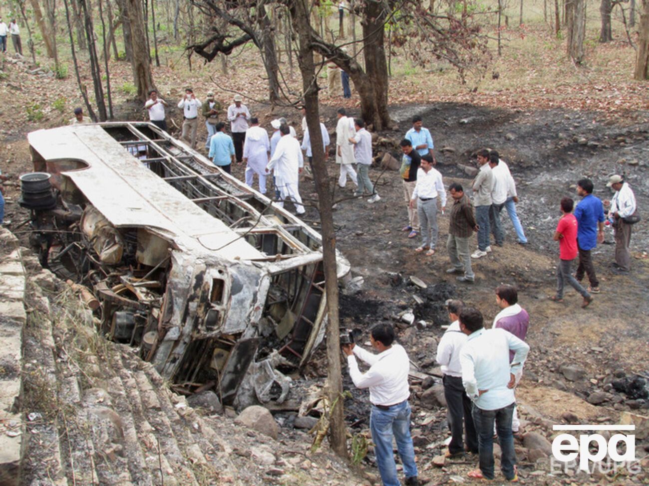 На месте происшествия работают спасатели и полиция