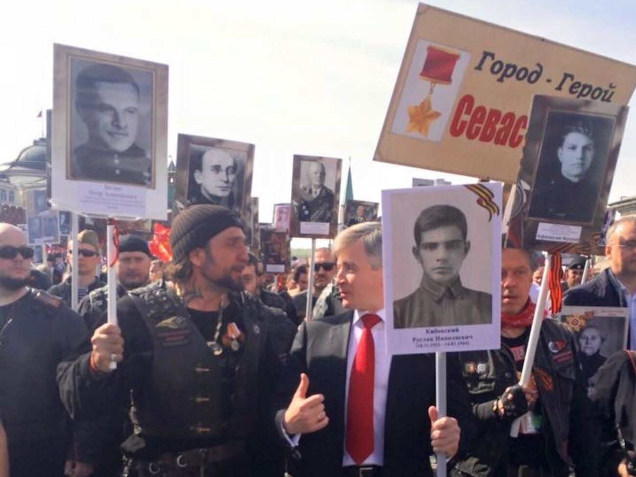 Портрет Лаврентия Берии виден за байкером Александром Залдостановым