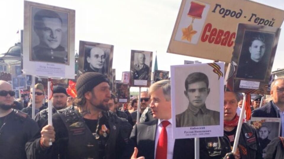 Портрет Лаврентия Берии виден за байкером Александром Залдостановым