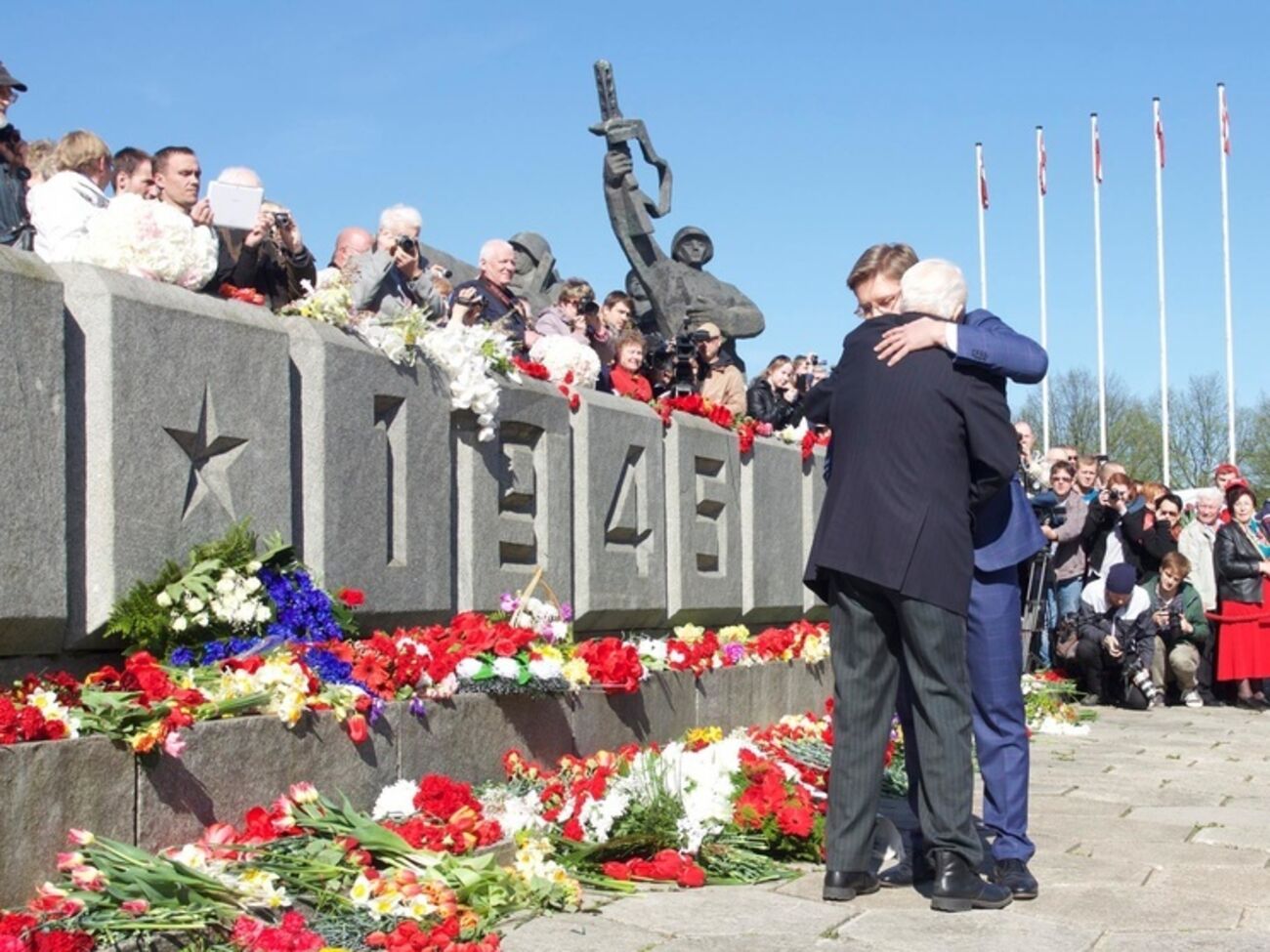 Нил Ушаков с председателем общества ветеранов 130-го латышского стрелкового корпуса Альбертом Паже возле Памятника освободителям в Риге 9 мая