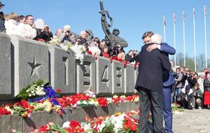 Нил Ушаков с председателем общества ветеранов 130-го латышского стрелкового корпуса Альбертом Паже возле Памятника освободителям в Риге 9 мая