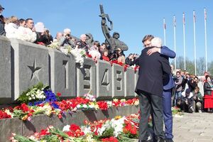 Нил Ушаков с председателем общества ветеранов 130-го латышского стрелкового корпуса Альбертом Паже возле Памятника освободителям в Риге 9 мая