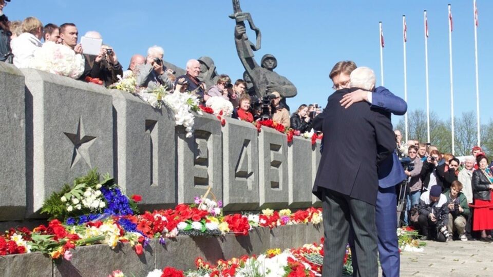 Нил Ушаков с председателем общества ветеранов 130-го латышского стрелкового корпуса Альбертом Паже возле Памятника освободителям в Риге 9 мая