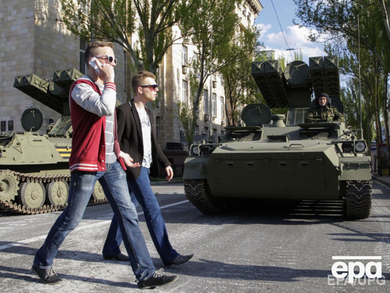 в Донецк сегодня прибывает группа из 10 профессионально подготовленных снайперов из России