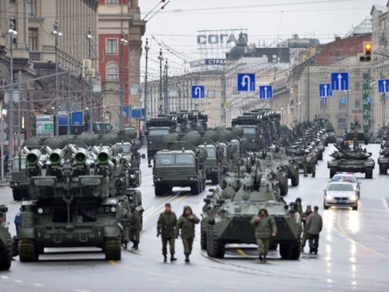 Военная техника в Москве готовится к параду