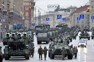 Военная техника в Москве готовится к параду
