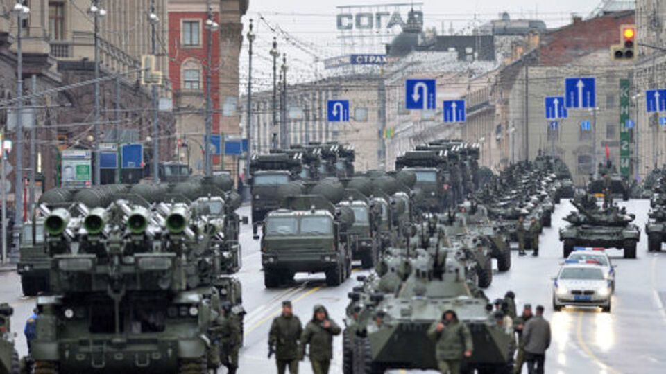 Военная техника в Москве готовится к параду