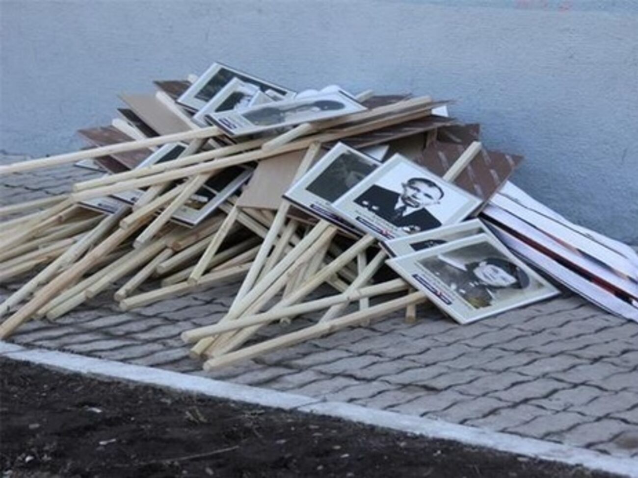 "Бессмертный полк" приравнял выбрасывание портретов ветеранов к осквернению символов воинской славы России