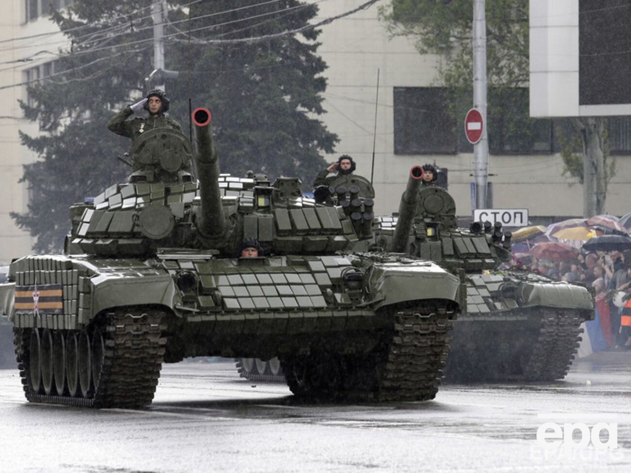 Порошенко назвал фарсом парад в Донецке, на котором&nbsp;применяли запрещенную тяжелую технику