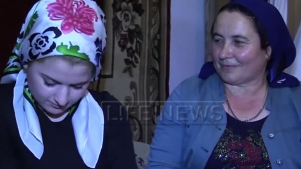 Хеда Гойлабиева дала интервью журналистам в присутствии тети