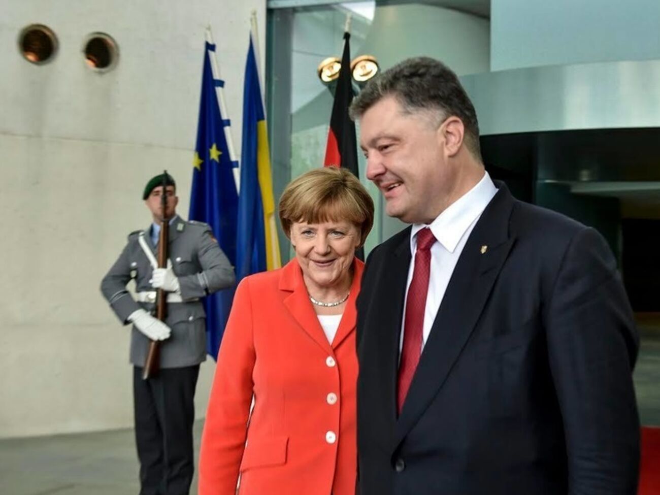 Порошенко встречается с властями Германии, а Яценюк – Франции. Фоторепортаж