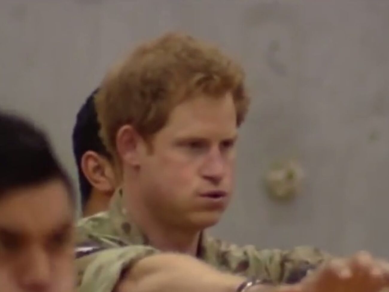 Принц Гарри во время танца