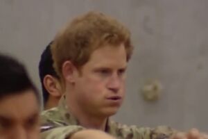 Принц Гарри во время танца