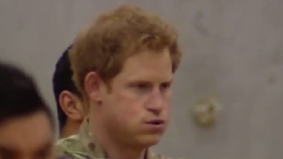 Принц Гарри во время танца