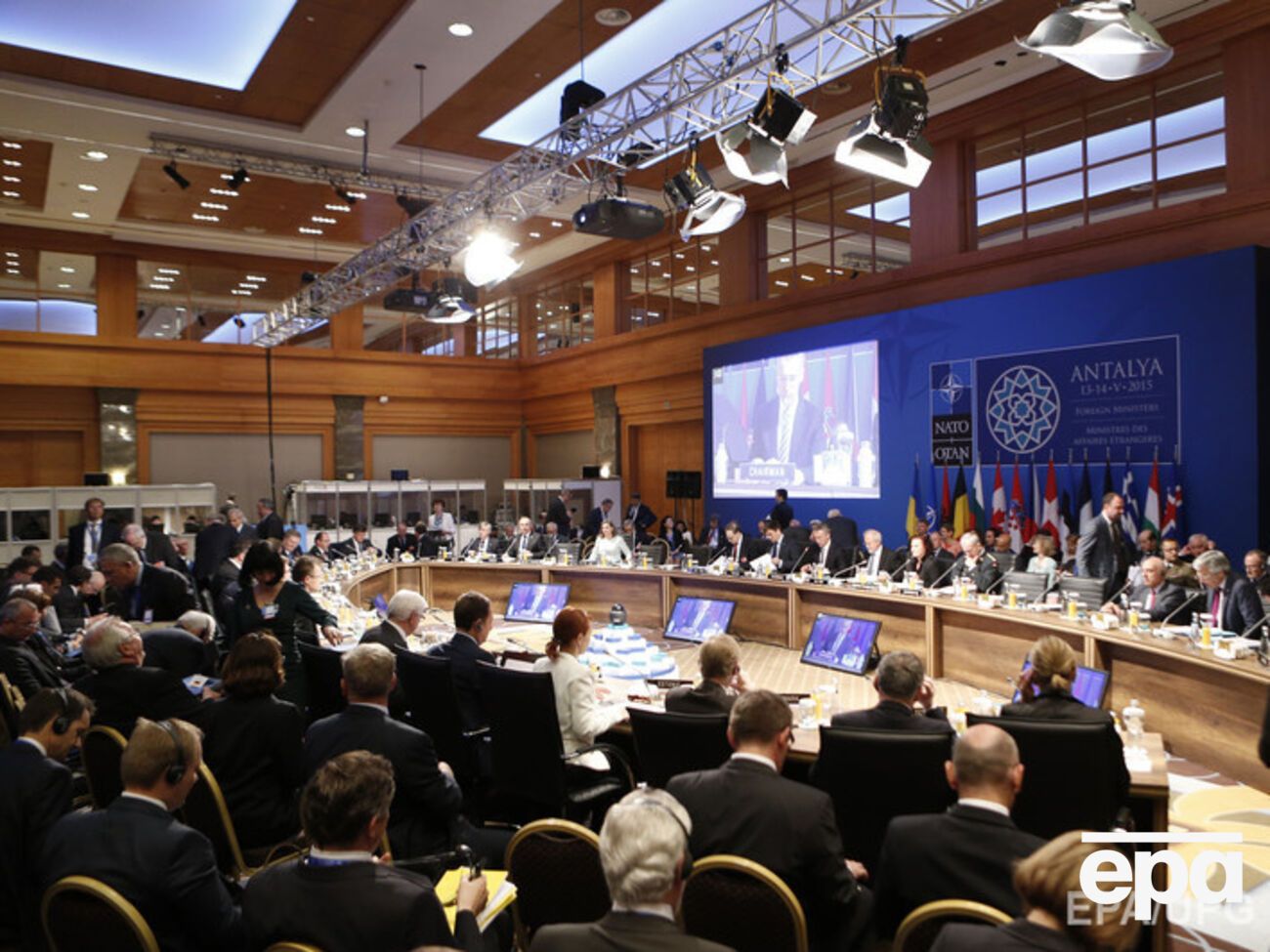 НАТО будет поддерживать Украину в ее стремлении глубоких и всеобъемлющих реформ