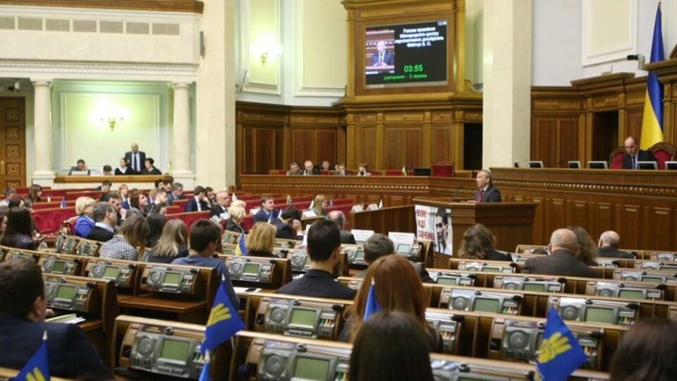 Рада разрешила банкам не выдавать вклады до окончания срока договора