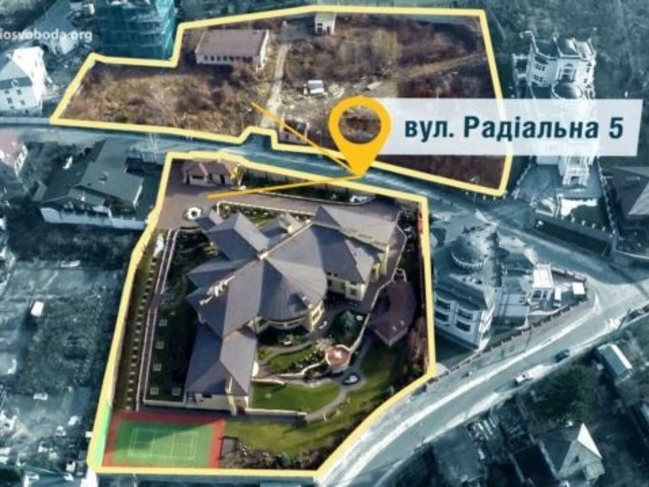 По данным журналистов, незастроенный участок принадлежит Петру Порошенко