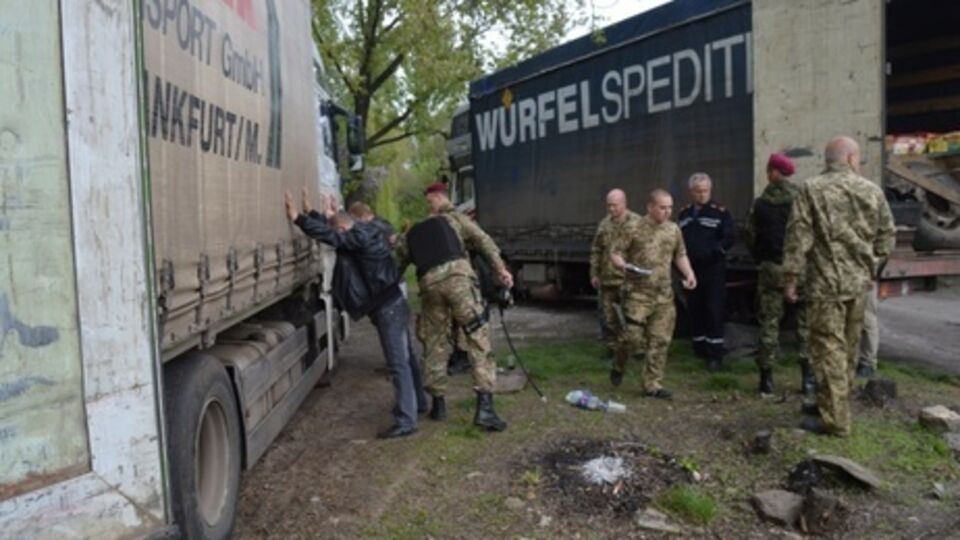 В зоне АТО пограничники задержали 26 транспортных средств с продуктами