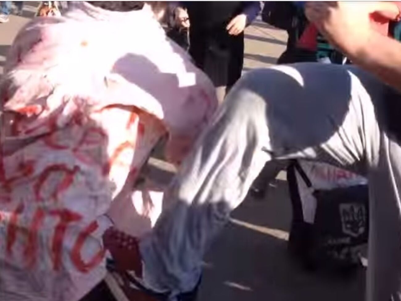 Момент избиения активистов "Відсічі" ногами