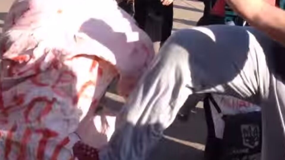 Момент избиения активистов "Відсічі" ногами