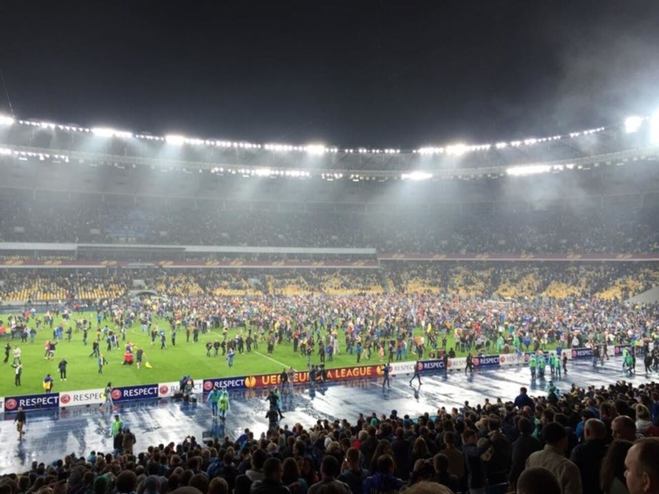 НСК "Олимпийский" празднует победу ФК "Днепр"