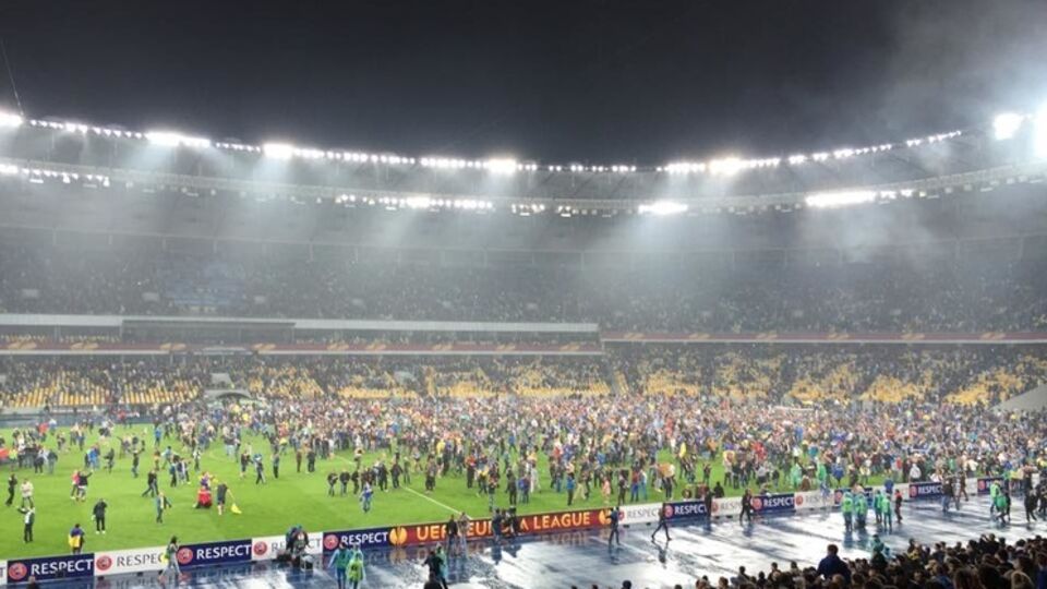 НСК "Олимпийский" празднует победу ФК "Днепр"