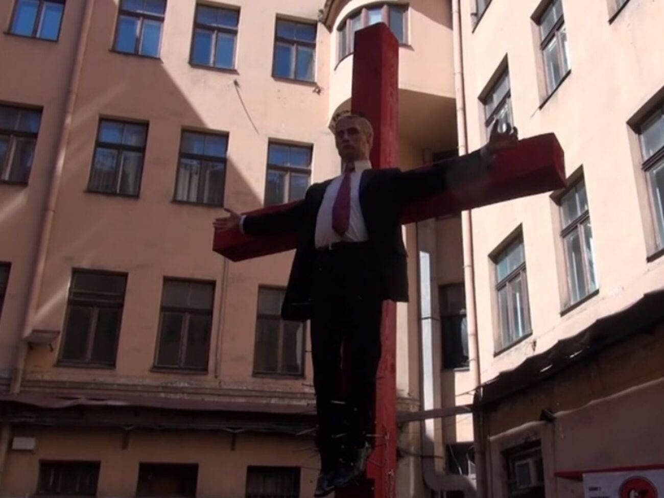 Каждый желающий может забить в Путина гвоздь