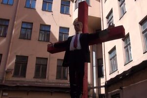 Каждый желающий может забить в Путина гвоздь