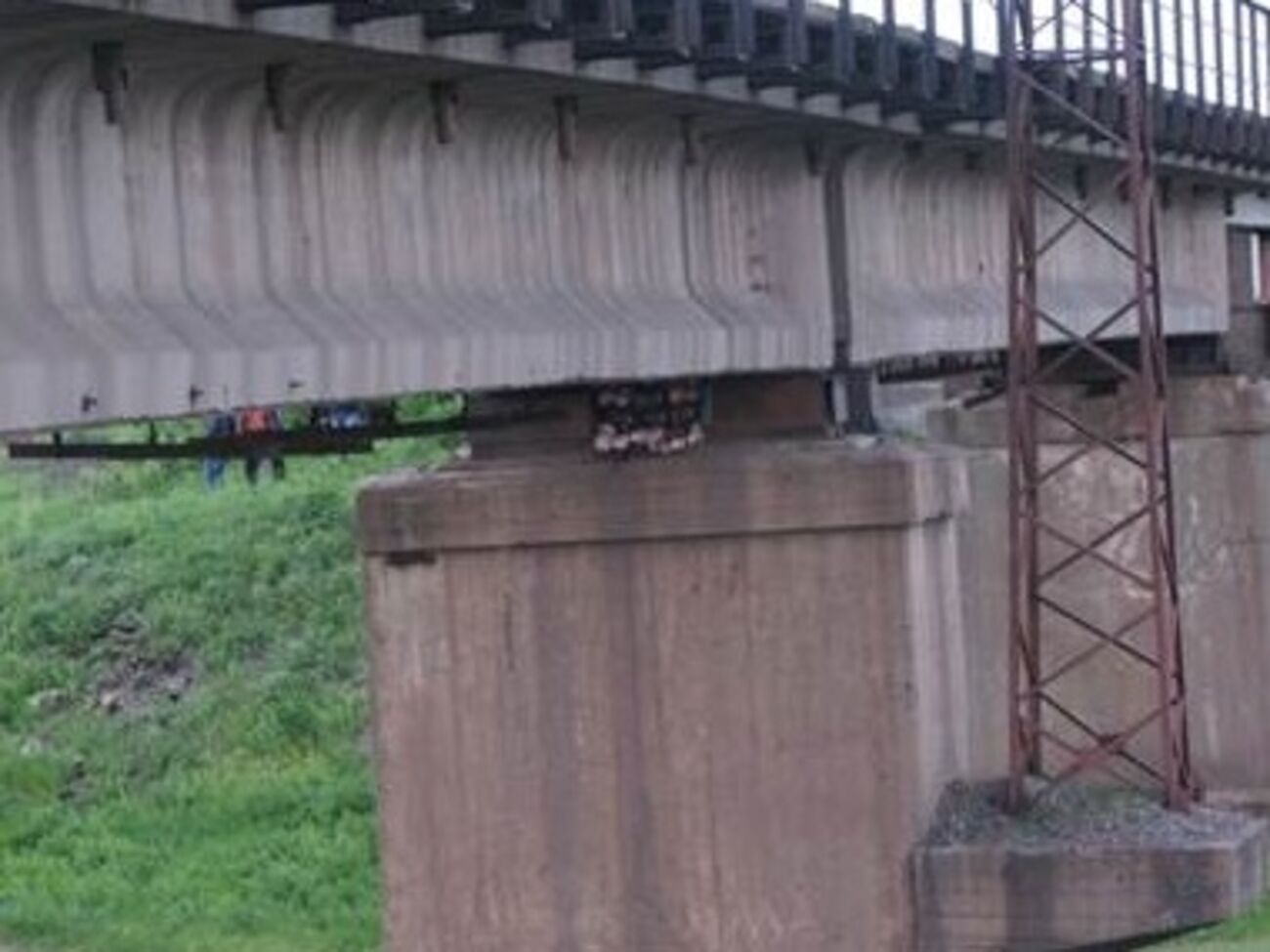 Злоумышленники заложили под мост 25 пакетов со взрывчаткой