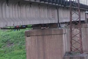 Злоумышленники заложили под мост 25 пакетов со взрывчаткой