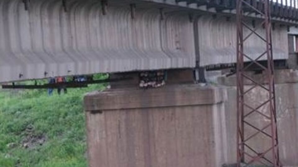 Злоумышленники заложили под мост 25 пакетов со взрывчаткой