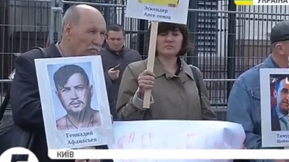 Активисты пришли под посольство с портретами крымчан, которые арестованы или пропали без вести