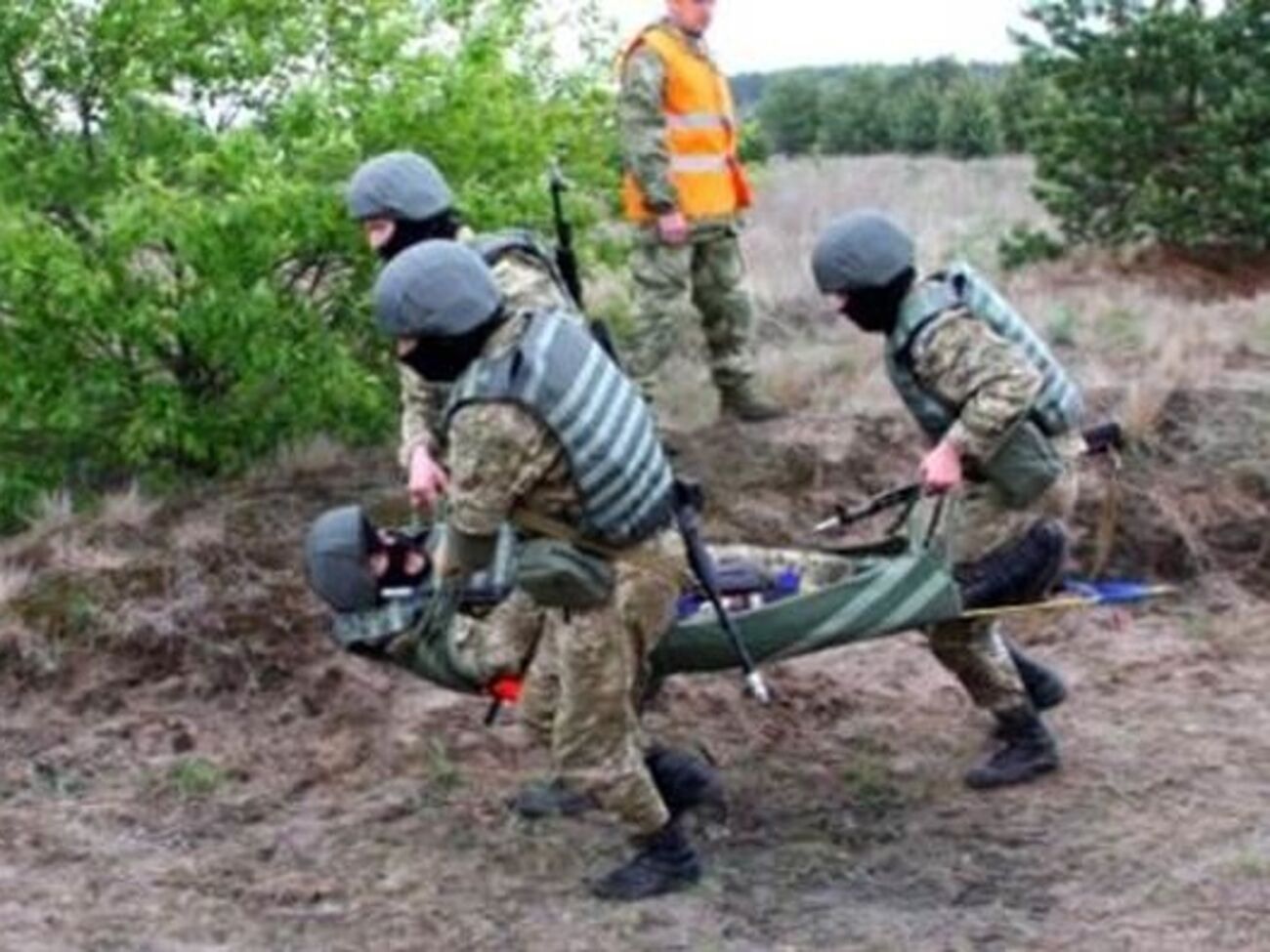 Будущие офицеры упражнялись в наложении повязок, транспортировке раненых и т.д.