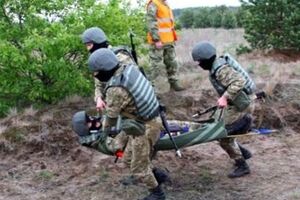 Будущие офицеры упражнялись в наложении повязок, транспортировке раненых и т.д.