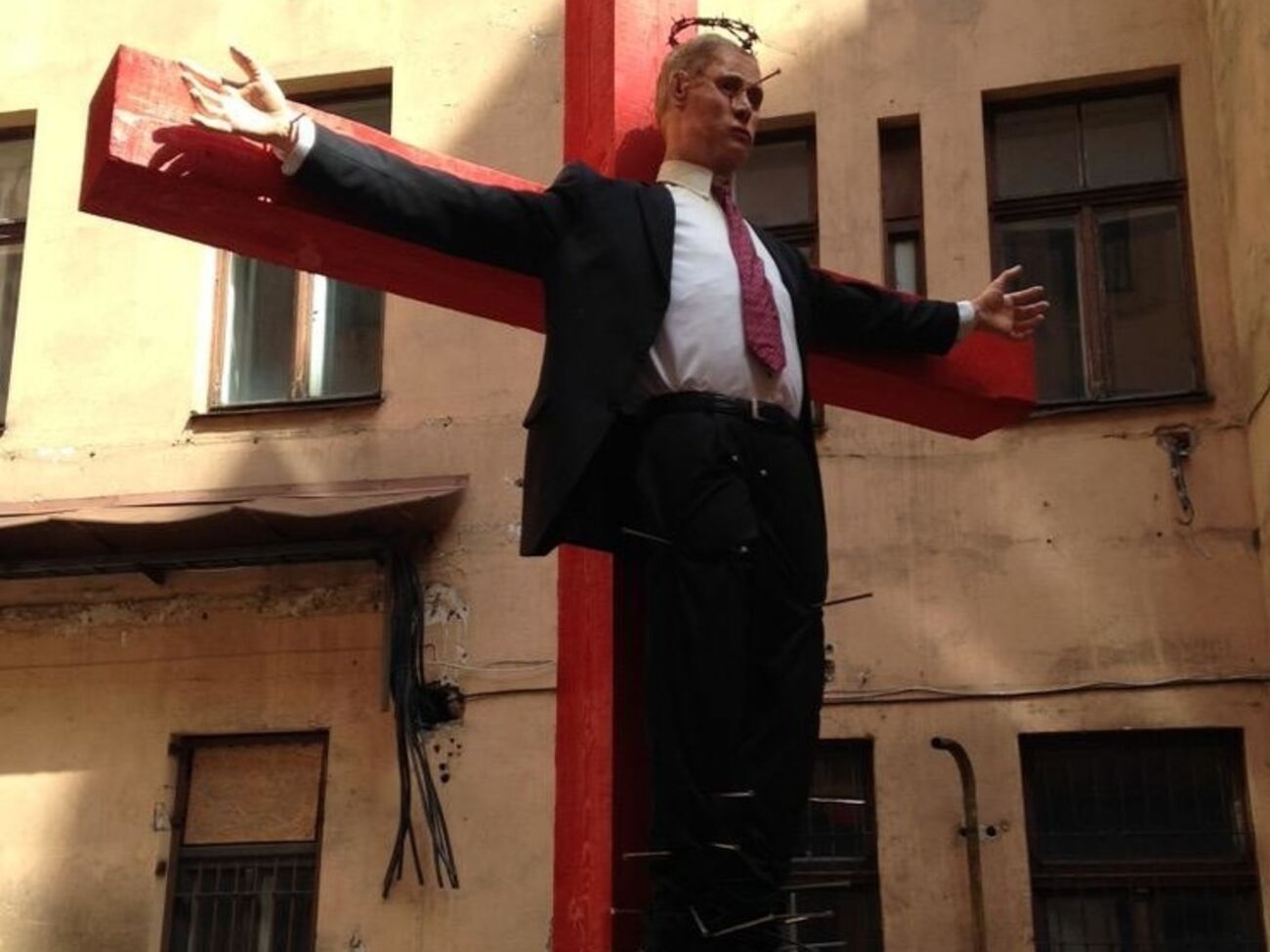 Автор инсталляции распятого на кресте Путина, появившейся возле бывшего здания КГБ в Риге, пожелал остаться неизвестным