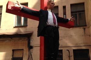 Автор инсталляции распятого на кресте Путина, появившейся возле бывшего здания КГБ в Риге, пожелал остаться неизвестным
