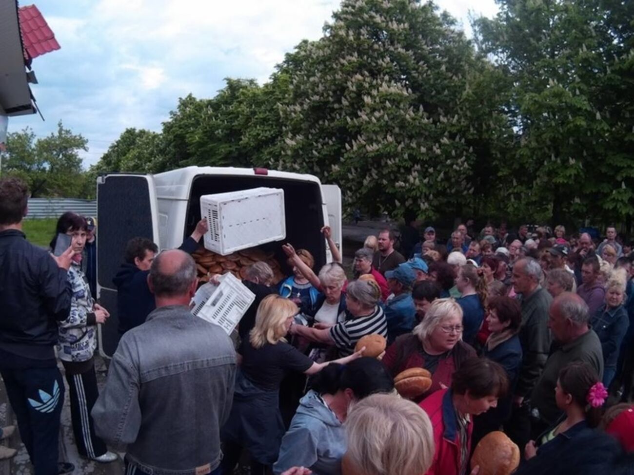 Жителям Марьинки привезли много вещей, хлеб и картофель для посадки