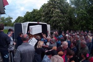 Жителям Марьинки привезли много вещей, хлеб и картофель для посадки