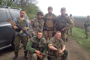 Лидер "ПС" Дмитрий Ярош с десантниками 25-й бригады ВСУ неподалеку от базы ДУК в Днепропетровской области