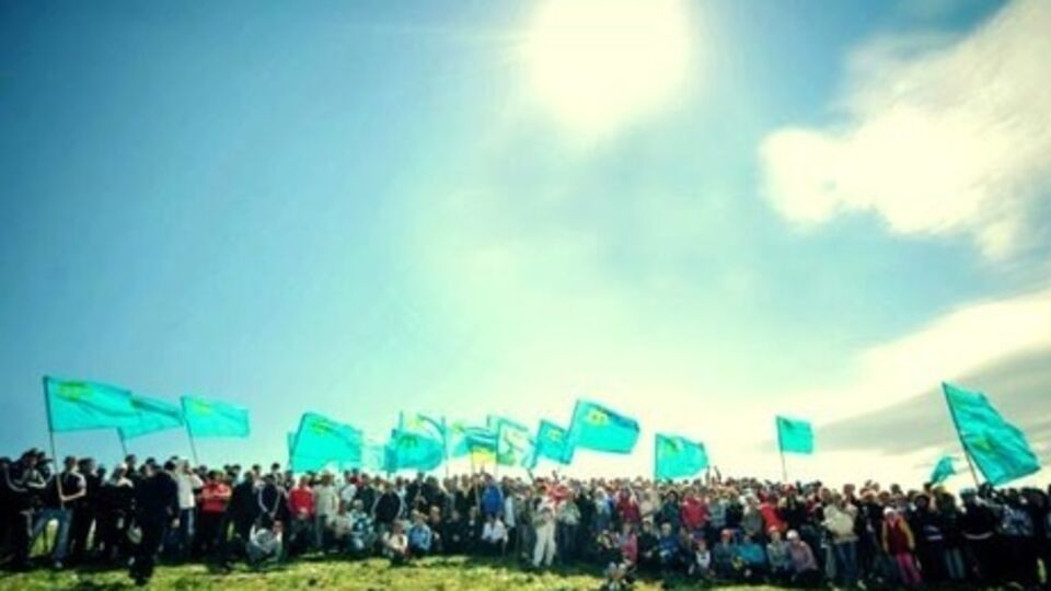 Тысячи крымских татар поднимаются на Чатыр-Даг в память о депортации 1944 года