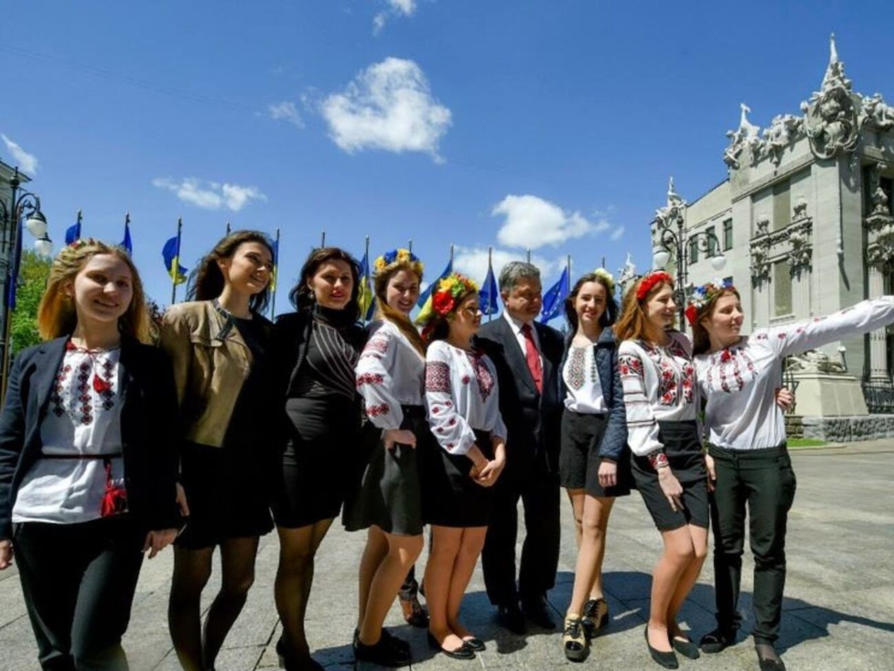 Порошенко принял участие в акции поднятия флага ЕС