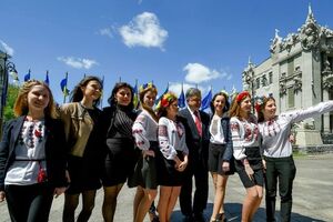 Порошенко принял участие в акции поднятия флага ЕС