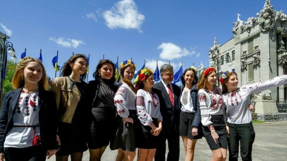 Порошенко принял участие в акции поднятия флага ЕС